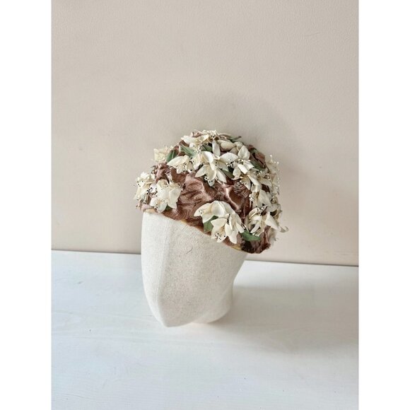 Vintage PASADENA Ivory Faux Floral Taupe Satin Petal Beehive Hat - Picture 3 of 16